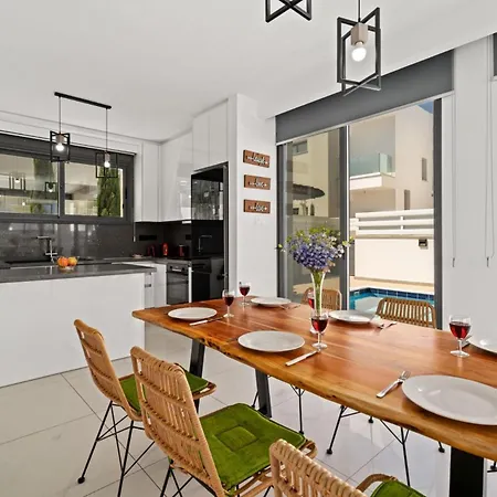 Villa Alassia 16 By Ezoria