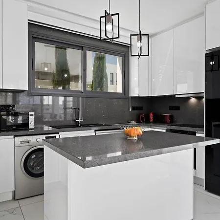 Alassia 16 By Ezoria Villa Paralimni